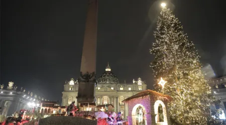 Inauguran en el Vaticano el nacimiento peruano y encienden árbol de Navidad