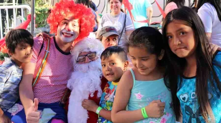 Celebran Navidad con reclusas, niños migrantes y familias pobres en Chile