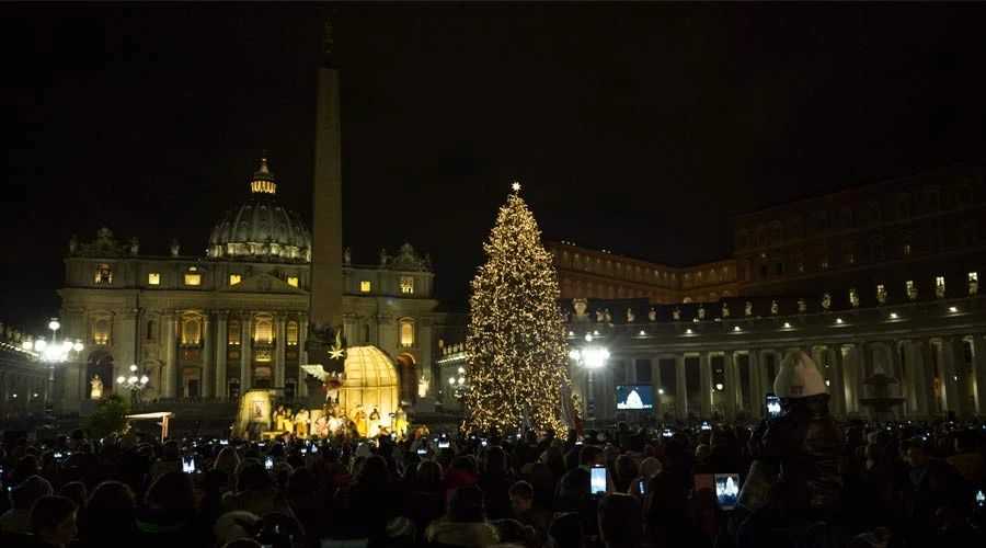 La Plaza de San Pedro con al árbol y el pesebre de Navidad. Foto: Daniel Ibáñez / ACI Prensa