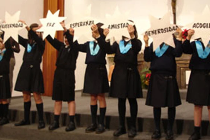 Miles de niños salen a las calles en España para felicitar por Navidad