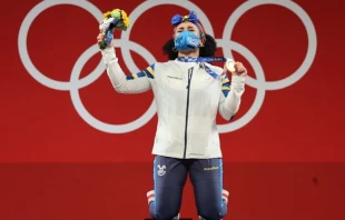 Neisi Dajomes de rodillas mirando al cielo, tras recibir la medalla de oro este 1 de agosto. Cru00e9dito: Comitu00e9 Olu00edmpico Ecuatoriano. 