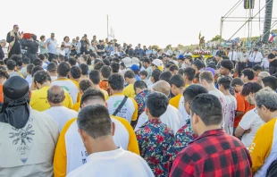 El Patriarca Latino se dirige a cientos de ju00f3venes que ofrecieron su vida a Dios en Tierra Santa. Cru00e9dito: Camino Neocatecumenal USA 