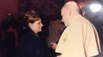 Néstar Robledo de Stark saludando a San Juan Pablo II. Crédito: Cortesía.