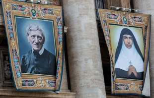 Los retratos del Cardenal Newman y la religiosa india Maru00eda Teresa Chiramel en la Plaza de San Pedro. Cru00e9dito: Daniel Ibu00e1u00f1ez / ACI 