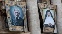 Los retratos del Cardenal Newman y la religiosa india María Teresa Chiramel en la Plaza de San Pedro. Crédito: Daniel Ibáñez / ACI