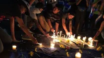 Un grupo de manifestantes en Nicaragua enciende velas durante las protestas. Foto: Voice of America / Dominio público