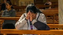 Imagen referencial de mujer rezando. Crédito: Shutterstock