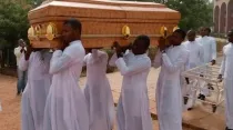 Seminaristas de Nigeria llevan el ataúd de su compañero asesinado, Michael Nnadi, durante su funeral el 11 de febrero de 2020 / Crédito: Dominio Público