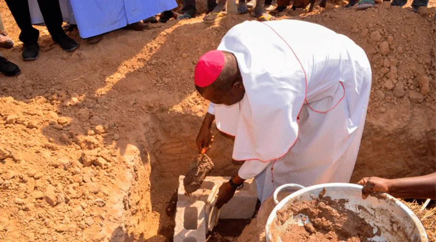 El obispo de Yola, Mons. Stephen Dami Mamza, sentó las bases para la construcción de 86 unidades de vivienda para desplazados internos en Maiduguri, Nigeria, el 27/01/20 / Crédito: Cortesía