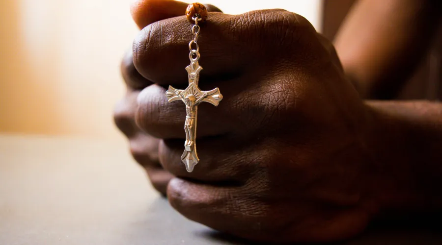 Imagen referencial de hombre negro rezando el Rosario. Crédito: Shutterstock?w=200&h=150