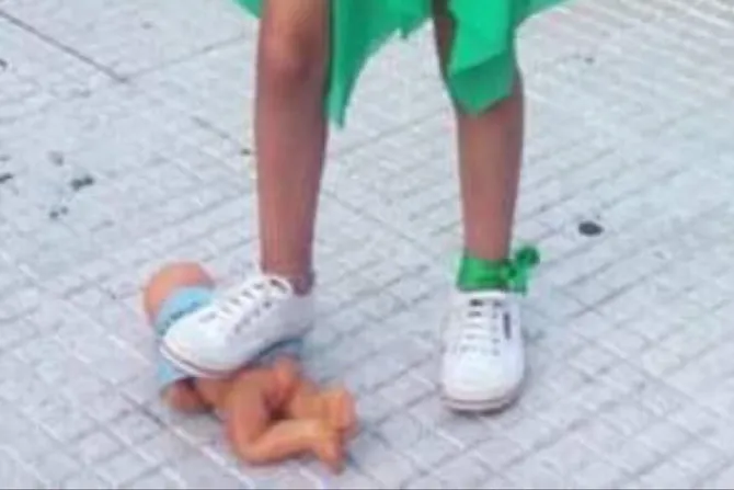 Foto de niña pisando un “bebé” en marcha por el aborto desata polémica