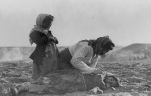 Niu00f1a armenia refugiada en Siria fallece en el desierto. Foto: Near East Relief / Dominio Pu00fablico. 