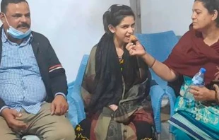 Fu00e1tima Arzoo Raja y sus padres. Cru00e9dito: Fides 