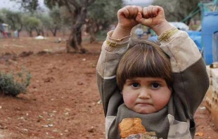 Nin?a rindiu00e9ndose ante el lente de cu00e1mara fotogru00e1fica / Foto: Osman Sagirli Turkiye 