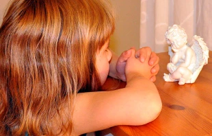 Niu00f1a rezando. Cru00e9dito: Harrieturponen0 (Pixabay) 