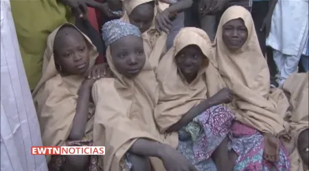 Boko Haram libera a mayoría de niñas secuestradas de una escuela en febrero [VIDEO]