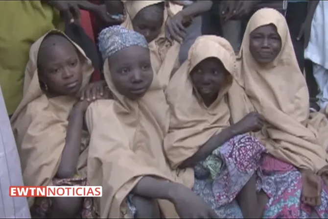 Boko Haram libera a mayoría de niñas secuestradas de una escuela en febrero [VIDEO]