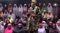 Terrorista de Boko Haram con un grupo de las niñas secuestrada, en video publicado en agosto de 2016