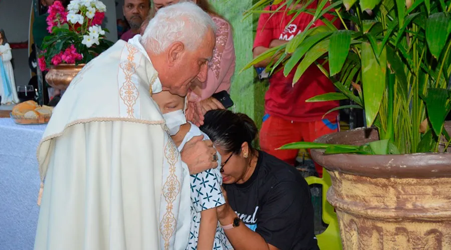 Niño con cáncer se emociona con bendición en Corpus Christi [FOTOS y VIDEO]
