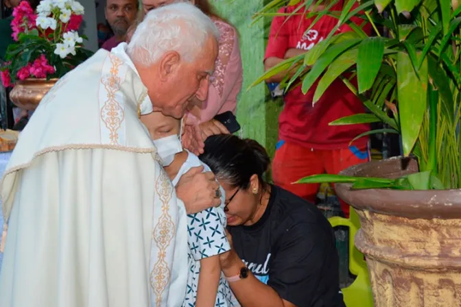 Niño con cáncer se emociona con bendición en Corpus Christi [FOTOS y VIDEO]