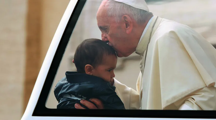 El Papa en la Audiencia General bendice a un niño. Foto: Daniel Ibáñez / ACI Prensa?w=200&h=150