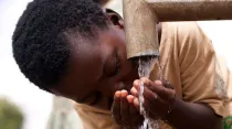 Un niño bebe agua en África. Crédito: Flickr USAID (CC BY-NC-ND 2.0)