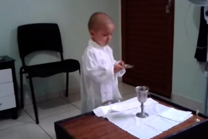 [VIDEO] Niño de tres años con cáncer “celebra Misa” y quiere ser Papa