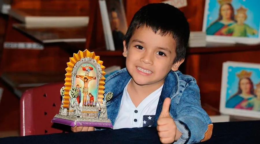 Niño con armable Señor de los Milagros / Foto: Facebook Librería Salesiana?w=200&h=150