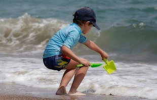 Niu00f1o en la playa / Foto: Pixabay 