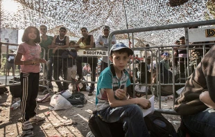 Niu00f1o migra con familia a Serbia / Credito : Flickr-  Stephen Ryan-IFRC (CC-BY-NC-ND-2.0) 