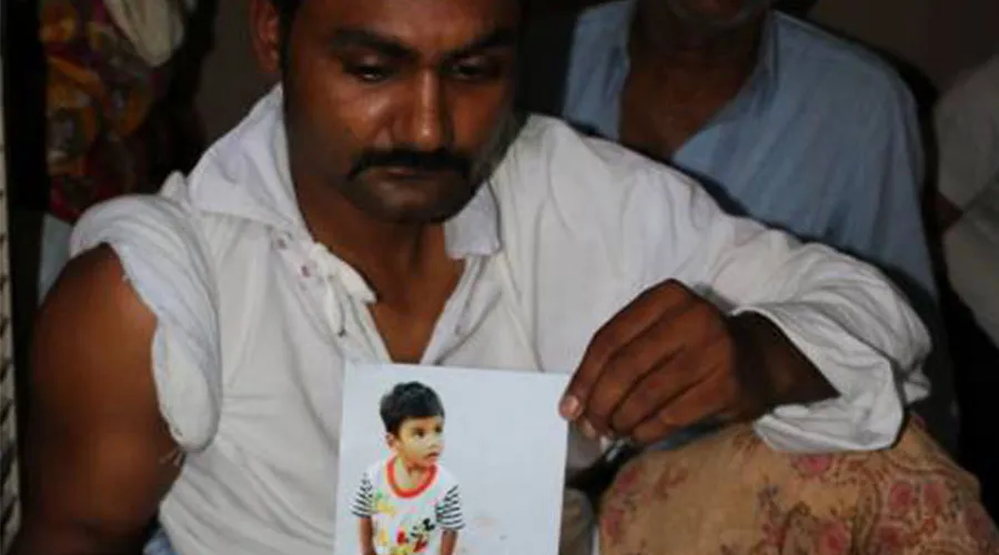 Samsoon Masih muestra la foto de Ayaan, su hijo asesinado. Foto: Fides/The Voice.?w=200&h=150