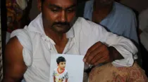 Samsoon Masih muestra la foto de Ayaan, su hijo asesinado. Foto: Fides/The Voice.