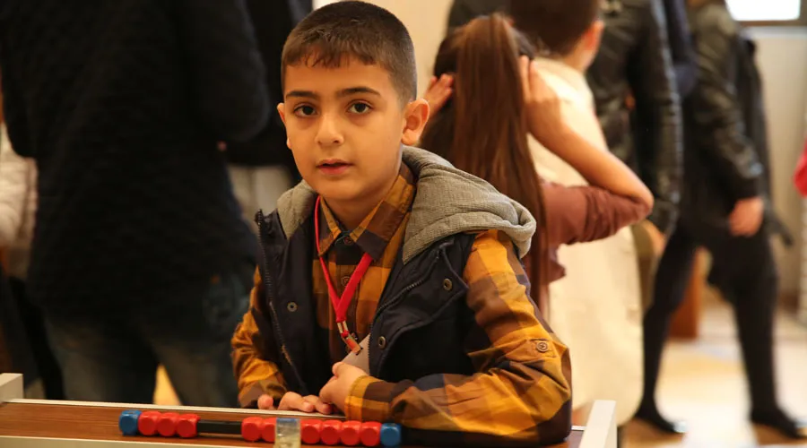 Uno de los niños refugiados en Turquía que se reunió con el Papa Francisco. Foto: Daniel Ibáñez / ACI Prensa.