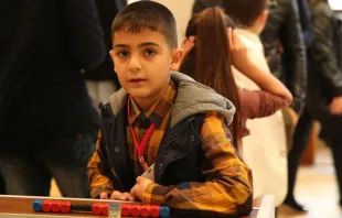 Uno de los niños refugiados en Turquía que se reunió con el Papa Francisco. Foto: Daniel Ibáñez / ACI Prensa. 