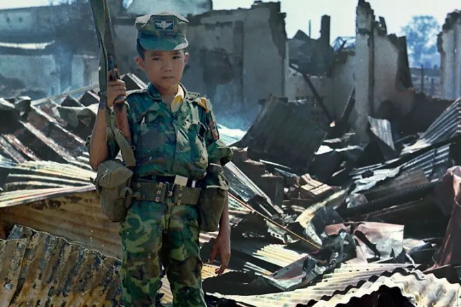Papa Francisco denuncia en Twitter la tragedia de los niños soldado