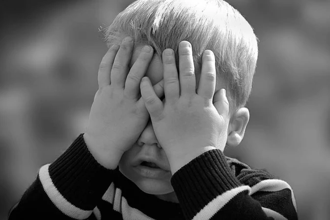 Retiran custodia a madre que obligaba a su hijo de 7 años a vivir como una niña