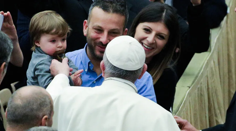 El Papa bendice a un niño en la Audiencia. Foto. Lucía Ballester / ACI Prensa?w=200&h=150