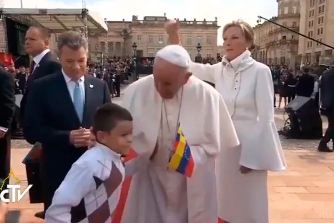 VIDEO: Joven con "piel de mariposa" regaló bandera de Venezuela al Papa