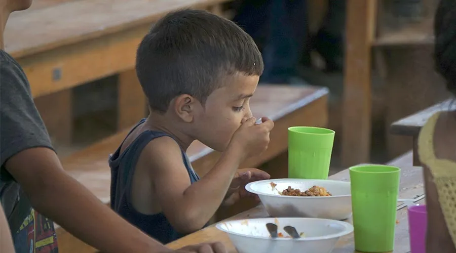 Niño migrante almuerza en la Casa de Paso "Divina Providencia" en Cúcuta. Foto: David Ramos / ACI Prensa.?w=200&h=150