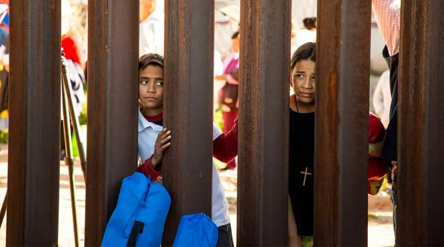 Niños observan el servicio interreligioso desde el lado mexicano del muro fronterizo. Foto: Diócesis de El Paso.?w=200&h=150