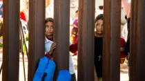 Niños observan el servicio interreligioso desde el lado mexicano del muro fronterizo. Foto: Diócesis de El Paso.