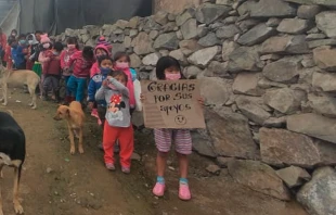 Niu00f1os pobres a los que sirve el P. Paul Rivas. Cru00e9dito: Cortesu00eda P. Paul Rivas 