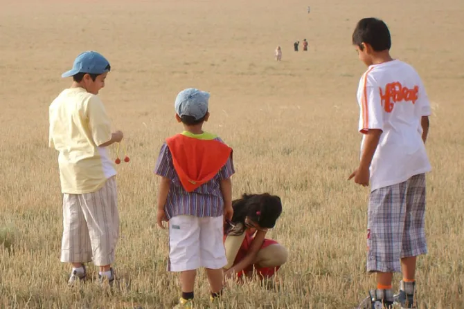 Envían a niños inmigrantes a tiendas de campaña en desierto de Texas