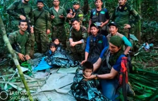 Militares colombianos con los niu00f1os rescatados de la selva. Cru00e9dito: Twitter Fuerzas Militares de Colombia 
