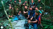 Militares colombianos con los niños rescatados de la selva. Crédito: Twitter Fuerzas Militares de Colombia