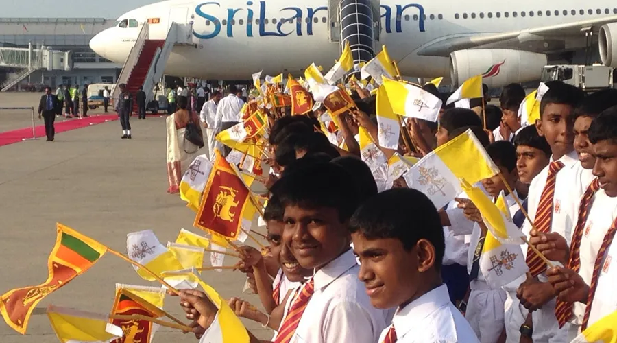 Un grupo de niños en el aeropuerto de Colombo en la despedida del Papa Francisco de Sri Lanka. Foto Alan Holdren / ACI Prensa?w=200&h=150