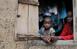 Imagen referencial / Niu00f1a en el pueblo de Gueckedou, epicentro de la epidemia de u00e9bola en Guinea. Foto: afreecom / Idrissa Soumaru00e9 / Flickr European Commission DG-ECHO (CC-BY-ND-2.0) 