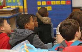 Niu00f1os en una escuela / Foto: U.S. Army Garrison Red Cloud  (CC BY-NC-ND 2.0) 