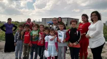 Shelan Jibrael, a la derecha, con refugiados yazidis en Erbil. Elmyra, segunda de la derecha. Foto ACI Prensa