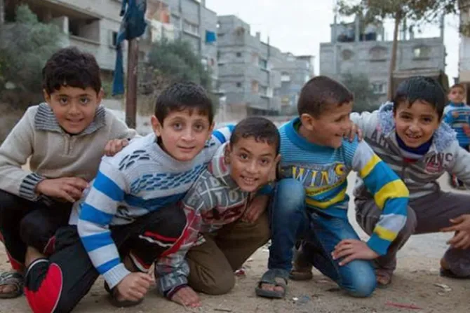 Con bailes, juegos y el “corazón desgarrado”, párroco distrajo a niños durante bombardeos en Gaza